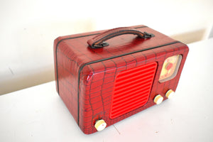 Crimson Red Snakeskin 1948 Travler Model 5028-A Portable AM Vacuum Tube Radio Mint Condition and Works!