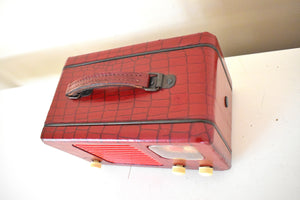 Crimson Red Snakeskin 1948 Travler Model 5028-A Portable AM Vacuum Tube Radio Mint Condition and Works!