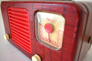 クリムゾンレッドスネークスキン 1948 トラブラー モデル 5028-A ポータブル AM 真空管ラジオ 新品同様、動作します!