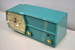 Bluetooth 準備完了 - ティール ターコイズ 1957 RCA Victor モデル 8-C-6L AM クロック ラジオ 状態は良好です。