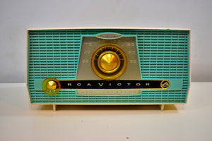 ターコイズとホワイトの RCA Victor Model 4-XHE AM 真空管ラジオは素晴らしいツイン スピーカーです。