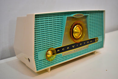 ターコイズとホワイトの RCA Victor Model 4-XHE AM 真空管ラジオは素晴らしいツイン スピーカーです。
