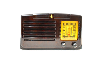 アンバー ブラウン ベークライト 1940 エマーソン モデル 333 AM 真空管ラジオのサウンドは素晴らしく、素晴らしい状態です。