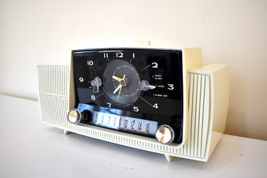 アルパインホワイト ミッドセンチュリー 1959年ゼネラル・エレクトリックモデル C-433C 真空管AMクロックラジオ ビューティーサウンド 幻の人気モデル！