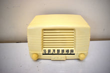 Charger l&#39;image dans la galerie, Antiqua Ivory 1950 FADA &quot;Coloradio&quot; Model 855 Vacuum Tube Radio Looks and Sounds Great!
