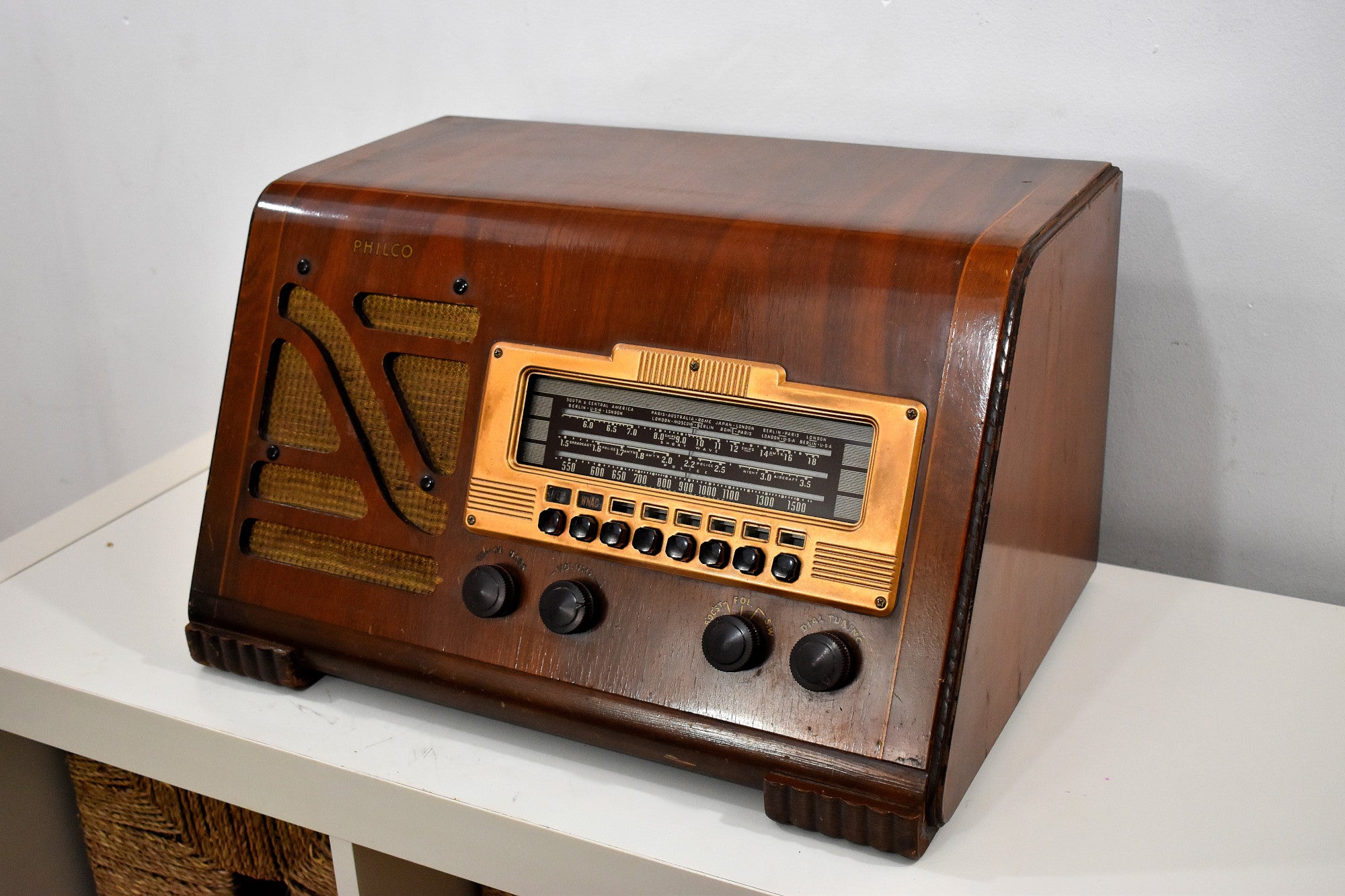 Pre-War Vintage Wood 1939 Philco Model 40-150 AM Short Wave and Police Radio with Stunning Hardwood Cabinet