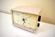画像をギャラリービューアに読み込む, ピンク シャンパン 1957 ウェスチングハウス H-677T4 AM 真空管ラジオは素晴らしい動作をします。かわいらしい小さな時計！