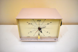 ピンク シャンパン 1957 ウェスチングハウス H-677T4 AM 真空管ラジオは素晴らしい動作をします。かわいらしい小さな時計！
