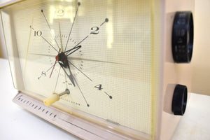 ピンク シャンパン 1957 ウェスチングハウス H-677T4 AM 真空管ラジオは素晴らしい動作をします。かわいらしい小さな時計！