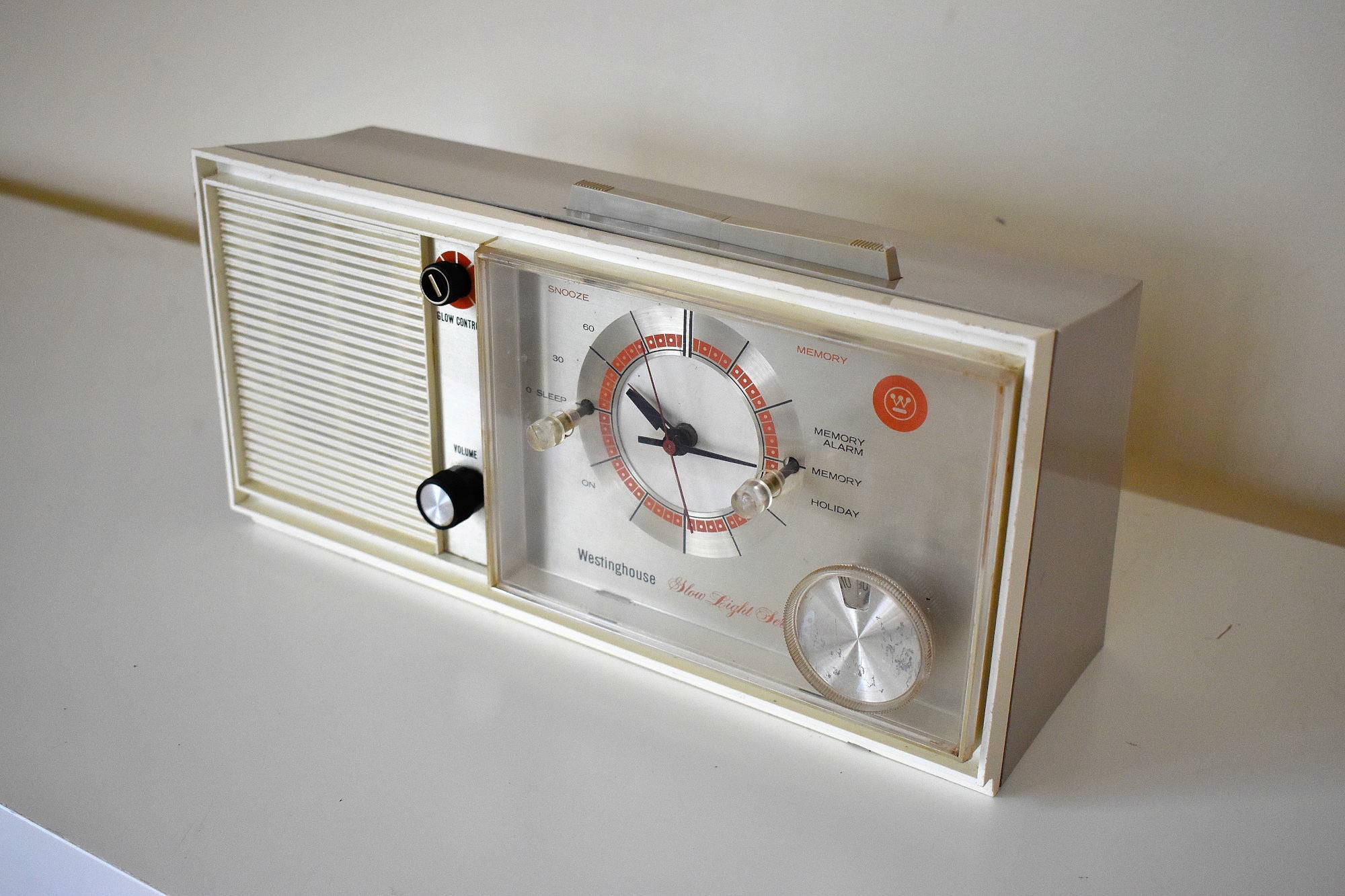 トープとアイボリー 1965 ウェスチングハウス モデル H934L5 AM 真空管クロック ラジオのサウンドは素晴らしいです。