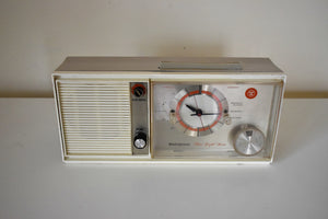 トープとアイボリー 1965 ウェスチングハウス モデル H934L5 AM 真空管クロック ラジオのサウンドは素晴らしいです。