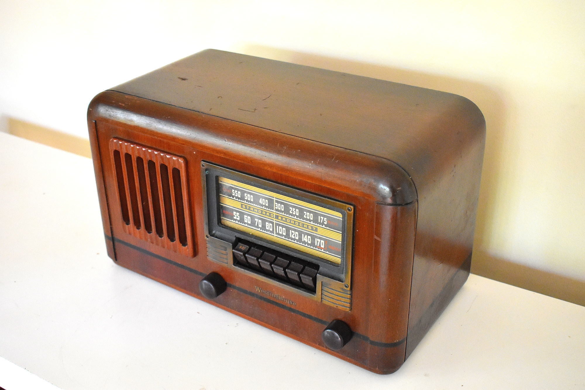 職人手作りのオリジナル ヴィンテージ木製 1940 ウェスチングハウス モデル WR-184 AM ラジオのサウンドは素晴らしいしっかりとした構造です。
