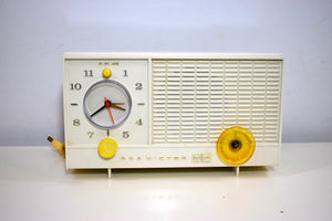 Snow White RCA Victor 1959 AM Vacuum Tube Clock Radio Model RFD11V Sounds and Looks Great!