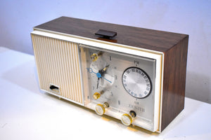 木目調と白の美しさ ミッドセンチュリー 1961 ゼニス AM/FM ソリッドステート クロック ラジオ 素晴らしい状態です。
