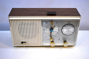 木目調と白の美しさ ミッドセンチュリー 1961 ゼニス AM/FM ソリッドステート クロック ラジオ 素晴らしい状態です。