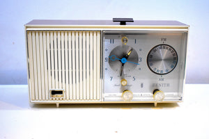 Wood Grained and White Beauty Mid Century 1961 Zenith AM/FM Solid State Clock Radio Excellent Condition!