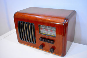 Curvy Wood Beauty 1939 Westinghouse WR-139 AM Vacuum Tube Radio Centerpiece Sound and Condition!