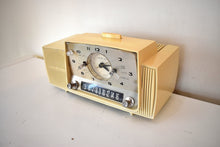 Load image into Gallery viewer, Antiqua Ivory 1959 GE General Electric Model 914D AM Vacuum Tube Clock Radio Popular Model