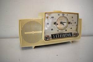 Antiqua Ivory 1959 GE General Electric Model 914D AM Vacuum Tube Clock Radio Popular Model