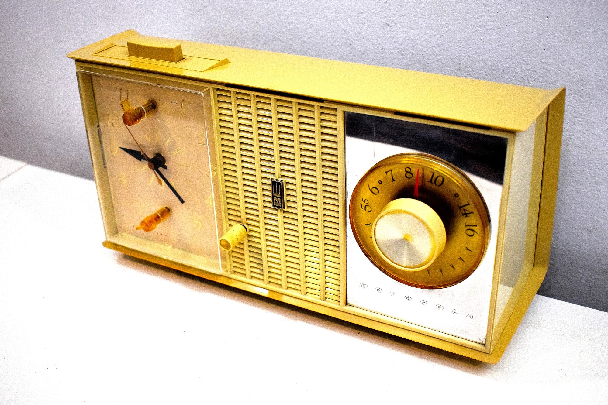 Dijon Gold and Ivory 1963 Motorola Model C35S Vacuum Tube AM Clock Radio Excellent Condition!