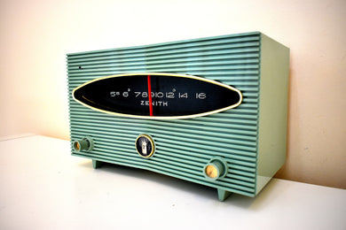 スプルース グリーン 1956 ゼニス モデル A615F 真空管 AM ラジオのサウンドは素晴らしいです。希少でユニークなミッドセンチュリー！ 