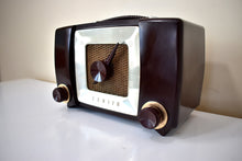 Charger l&#39;image dans la galerie, Umber Brown 1951 Zenith Model H615 AM Vacuum Tube Radio Popular Model Sounds Like A Champ!