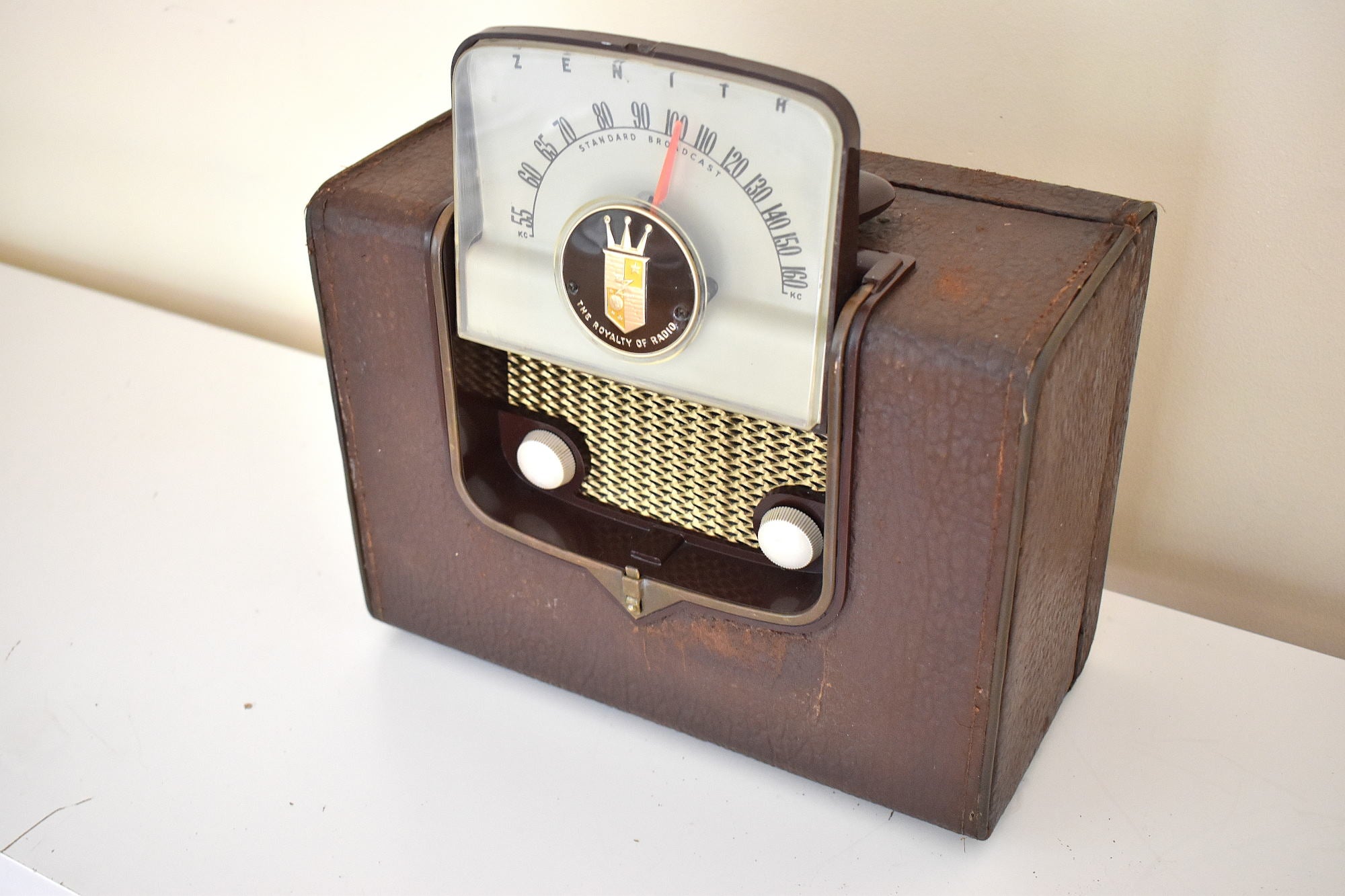 ローハイド ブラウン 1950 ゼニス モデル 4-G-903 ポータブル真空管 AM ランチボックス ラジオ!チャンピオンのように働きます!
