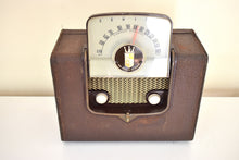 Charger l&#39;image dans la galerie, Rawhide Brown 1950 Zenith Model 4-G-903 Portable Vacuum Tube AM Lunch Box Radio! Works Like A Champ!