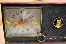 画像をギャラリービューアに読み込む, フォンテーヌ ピンク ブラック 1959 ゼニス モデル C624V AM 真空管時計ラジオは素晴らしく、生意気な見た目です。