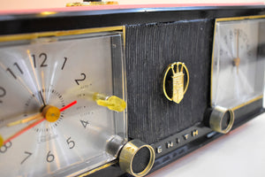 フォンテーヌ ピンク ブラック 1959 ゼニス モデル C624V AM 真空管時計ラジオは素晴らしく、生意気な見た目です。