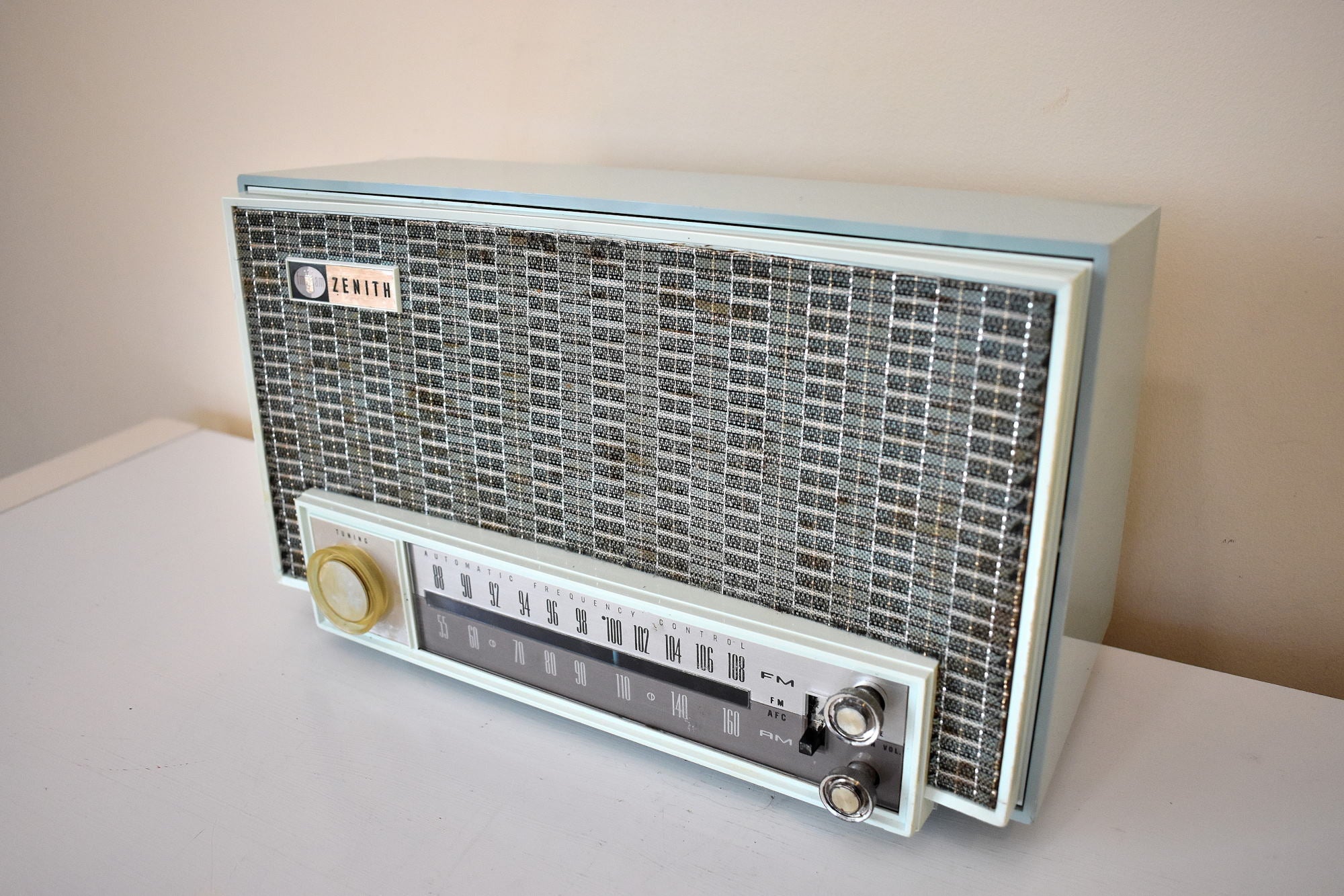 Diamond Blue 1963 Zenith Model 7K06 AM FM Vacuum Tube Radio