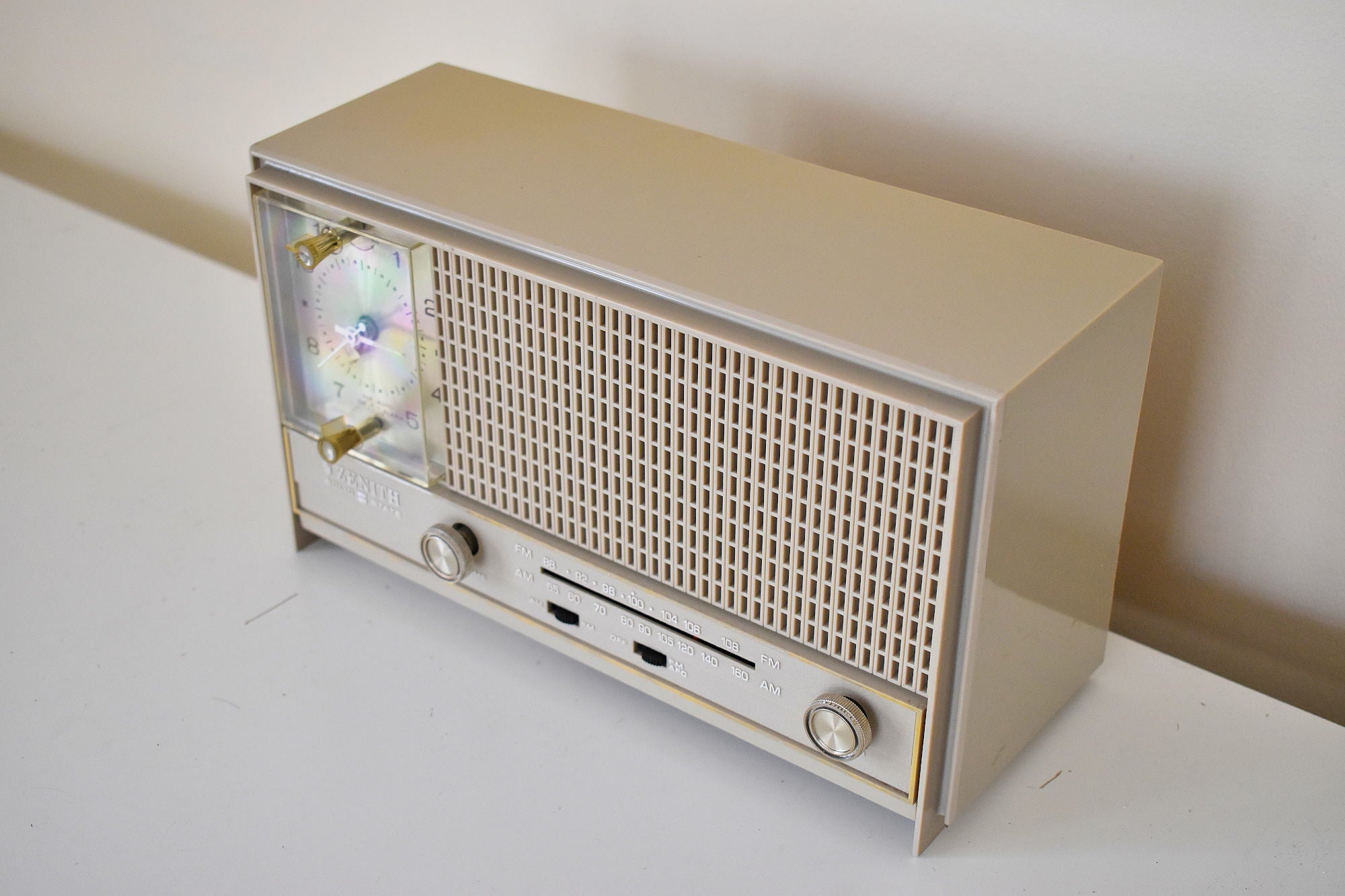 Sandalwood Beige Mid Century 1965 Zenith A-462-L AM/FM Solid State