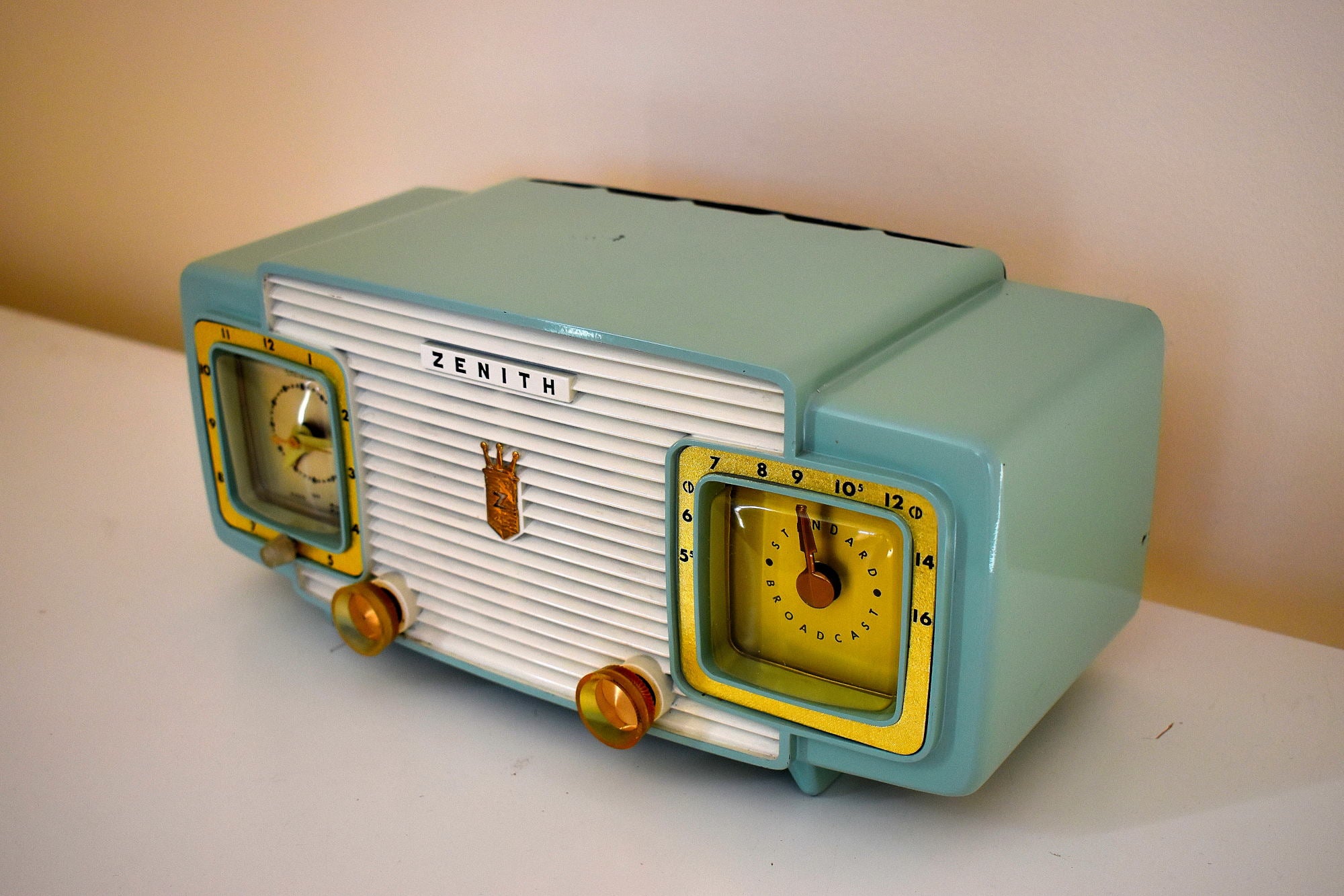 Lime Green and White 1957 Zenith Model A515F AM Vacuum Tube Radio