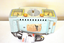 Charger l&#39;image dans la galerie, Lime Green and White 1957 Zenith Model A515F AM Vacuum Tube Radio Rare Color Combo Sounds Fantastic!