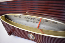 画像をギャラリービューアに読み込む, バーガンディ レッド 1956 ゼニス モデル A615F 真空管 AM ラジオのサウンドは素晴らしいです。希少でユニークなミッドセンチュリー！ 