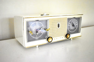 リネン アイボリー ホワイト 1960 ゼニス モデル C519 'The Nocturne' AM 真空管ラジオ 素晴らしい状態です。夢のようですね！