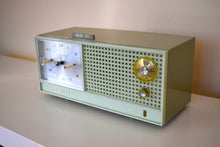 画像をギャラリービューアに読み込む, アボカドグリーン ミッドセンチュリー ヴィンテージ 1962年 ゼニス H519F AM 真空管時計 ラジオ動作 素晴らしい素晴らしい状態です！