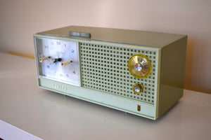 Avocado Green Mid Century Vintage 1962 Zenith H519F AM Tube Clock Radio Works Great Excellent Condition!