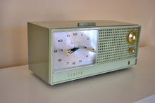 Charger l&#39;image dans la galerie, Avocado Green Mid Century Vintage 1962 Zenith H519F AM Tube Clock Radio Works Great Excellent Condition!