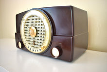 Charger l&#39;image dans la galerie, Bluetooth Ready To Go - Umber Brown Bakelite 1953 Zenith Model K526 Vacuum Tube AM Radio Sounds Great!