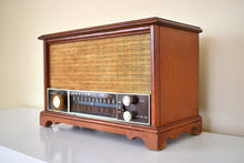 Charger l&#39;image dans la galerie, Honey Maple Wood Mid Century 1959 Zenith Model K731 AM FM Vacuum Tube Radio Excellent Condition Sounding Marvelous!
