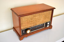 Charger l&#39;image dans la galerie, Honey Maple Wood Mid Century 1959 Zenith Model K731 AM FM Vacuum Tube Radio Excellent Condition Sounding Marvelous!