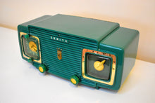 Charger l&#39;image dans la galerie, Gumby Green 1953 Zenith Model L520F AM Vintage Vacuum Tube Radio Gorgeous Looking and Sounding!