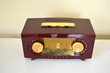 Charger l&#39;image dans la galerie, Burgundy Maroon 1955 Zenith &quot;Broadway&quot; Model R511R AM Vacuum Tube Radio Beautiful Sounding and Condition!