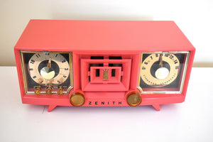 ホット ピンク ヴィンテージ 1955 ゼニス モデル R519V AM 真空管時計ラジオは動作し、見た目も素晴らしいです。