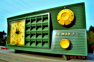 売れました！ - 2014 年 3 月 8 日 - ガンビー グリーン ヴィンテージ アトミック エイジ 1955 アドミラル 5S38 真空管 AM ラジオ時計 アラームが動作します。