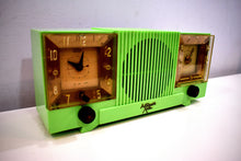 Load image into Gallery viewer, Chartreuse Green Vintage 1952 Automatic Radio Mfg Model CL-142 Vacuum Tube AM Radio Cool Model Rare Color!