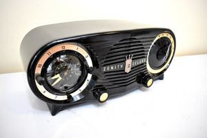 Anthracite Black Bakelite 1954 Zenith Deluxe "Owl Eyes" Model L515 Vacuum Tube Radio Looks and Sounds Great! Excellent Condition!