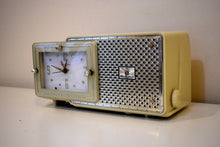 Charger l&#39;image dans la galerie, Plaza Ivory Mid Century Retro Jetsons 1959 Bulova Model 120 Tube AM Clock Radio Excellent Condition!