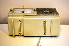 Charger l&#39;image dans la galerie, Plaza Ivory Mid Century Retro Jetsons 1959 Bulova Model 120 Tube AM Clock Radio Excellent Condition!